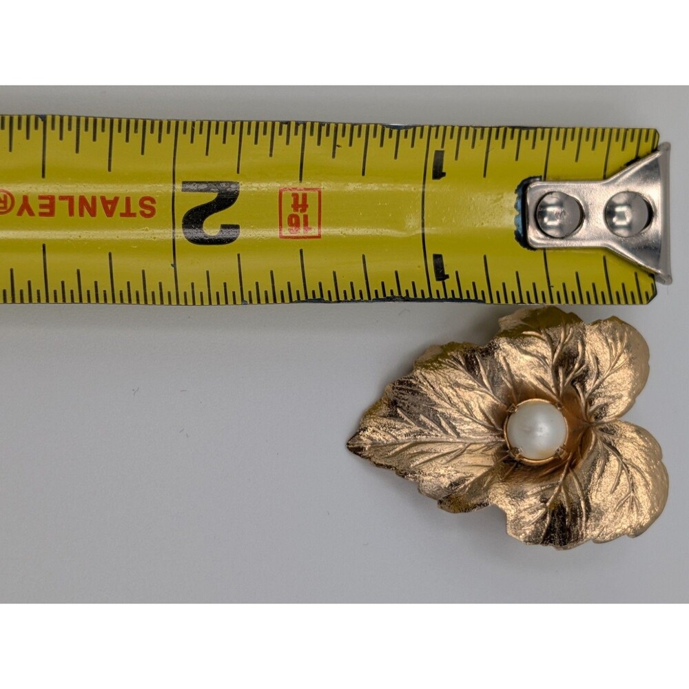 Vintage 1960s Sarah Coventry Small Leaf Faux Pearl Pin Brooch Gold Tone Textured - Picture 6 of 8